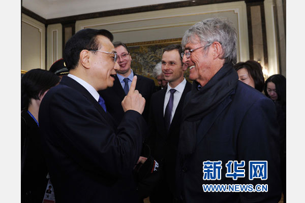 12月18日，中國國務(wù)院總理李克強(qiáng)在貝爾格萊德市政廳接受“貝爾格萊德榮譽(yù)市民”證書，塞爾維亞總理武契奇陪同出席。隨后，李克強(qiáng)同塞各界知名人士親切會(huì)見并互動(dòng)交流。這是李克強(qiáng)同著名足球教練米盧蒂諾維奇親切交談。新華社記者 饒愛民 攝