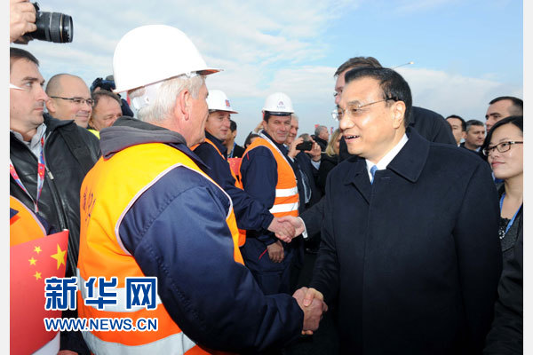 12月18日，中國國務(wù)院總理李克強(qiáng)在貝爾格萊德同塞爾維亞總理武契奇共同出席貝爾格萊德跨多瑙河大橋竣工儀式。這是李克強(qiáng)同大橋建設(shè)者親切交流。新華社記者 饒愛民 攝