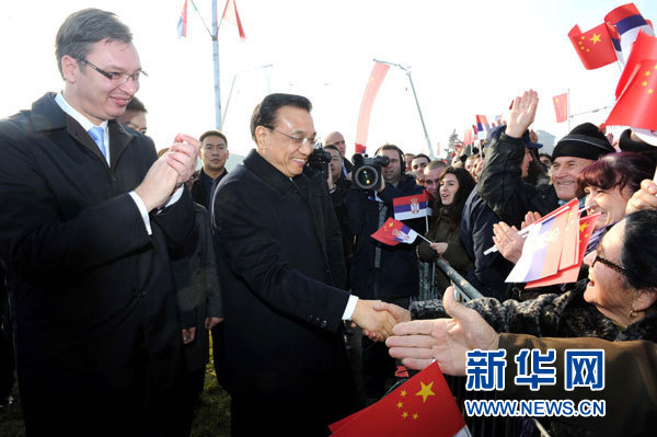 12月18日，中國國務(wù)院總理李克強(qiáng)在貝爾格萊德同塞爾維亞總理武契奇共同出席貝爾格萊德跨多瑙河大橋竣工儀式。這是李克強(qiáng)在儀式現(xiàn)場同塞爾維亞群眾親切握手。新華社記者 饒愛民 攝