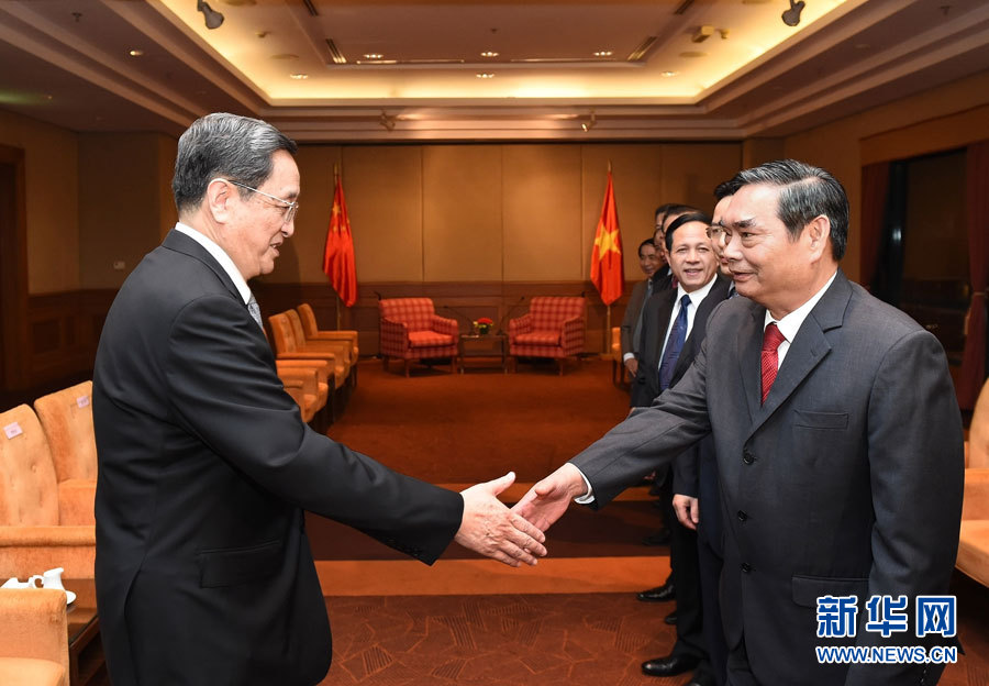 12月25日至27日，中共中央政治局常委、全國政協(xié)主席俞正聲對越南進行正式訪問。這是12月25日，俞正聲在河內(nèi)會見越共中央書記處常務書記黎鴻英。 新華社記者劉建生攝