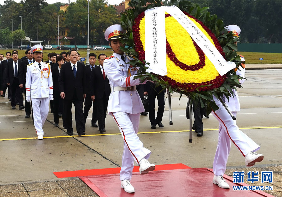 12月25日至27日，中共中央政治局常委、全國政協(xié)主席俞正聲對越南進行正式訪問。 這是12月27日，俞正聲在河內(nèi)瞻仰胡志明主席陵。新華社記者劉建生攝