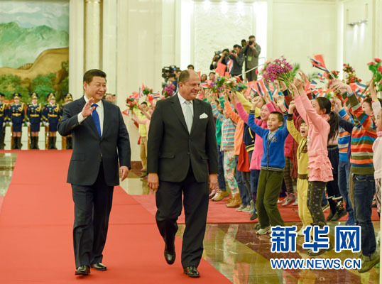 1月6日，國(guó)家主席習(xí)近平在北京人民大會(huì)堂同哥斯達(dá)黎加總統(tǒng)索利斯舉行會(huì)談。這是會(huì)談前，習(xí)近平在人民大會(huì)堂北大廳為索利斯舉行歡迎儀式。新華社記者 李學(xué)仁 攝