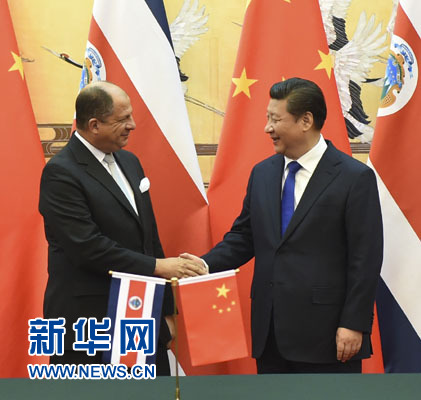 1月6日，中國(guó)國(guó)家主席習(xí)近平在北京人民大會(huì)堂同哥斯達(dá)黎加總統(tǒng)索利斯舉行會(huì)談。這是習(xí)近平與索利斯在簽字儀式后握手。 新華社記者 張鐸 攝
