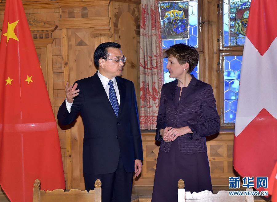 1月21日，國務院總理李克強在達沃斯同瑞士聯(lián)邦主席索馬魯加舉行會談。這是會談結束后，李克強與索馬魯加共同出席雙邊金融、食品、藥品、科研、人員往來等領域合作文件簽字儀式。新華社記者 李濤 攝