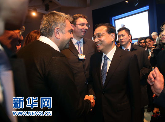 1月21日，中國國務(wù)院總理李克強(qiáng)在瑞士達(dá)沃斯舉行的世界經(jīng)濟(jì)論壇全會(huì)發(fā)表特別致辭并回答提問。這是李克強(qiáng)在致辭后同與會(huì)嘉賓親切交談。新華社記者 劉衛(wèi)兵 攝