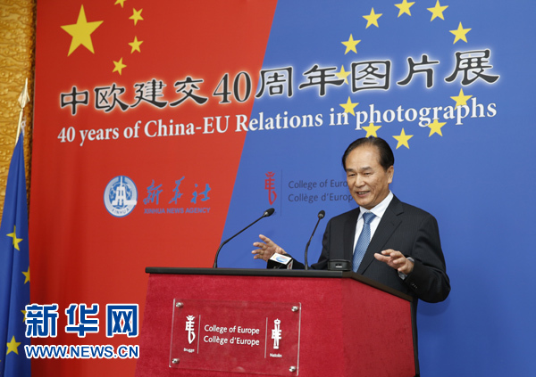 5月18日，正在比利時訪問的新華社社長蔡名照在比利時布魯日歐洲學(xué)院舉行的“中歐建交40周年圖片展”開幕式上致辭。在中歐建交40周年之際，由新華社、歐洲學(xué)院主辦的“中歐建交40周年圖片展”18日在位于比利時布魯日的歐洲學(xué)院開幕。 新華社記者葉平凡攝 