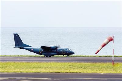7日，法屬留尼汪島，法國軍事運(yùn)輸機(jī)沿海岸搜尋MH370殘骸。