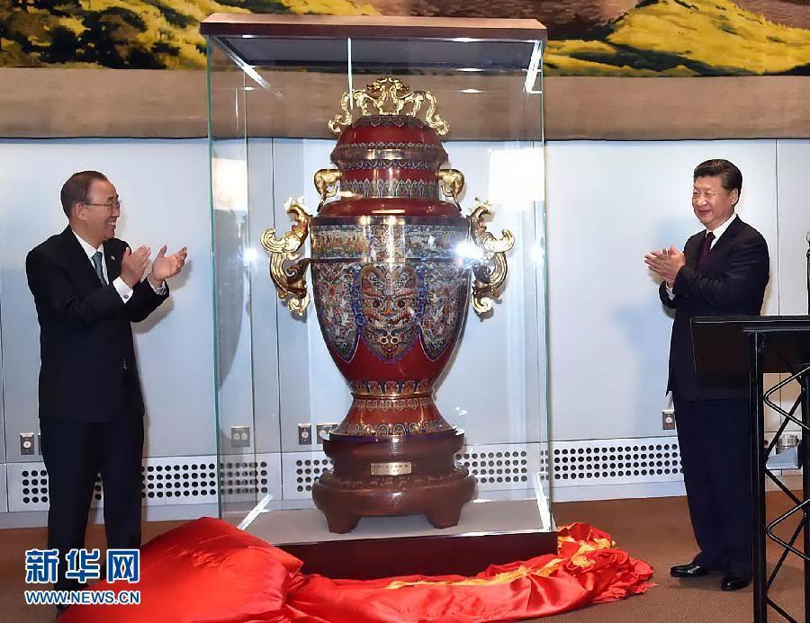 9月27日，國家主席習(xí)近平在紐約出席中國向聯(lián)合國贈(zèng)送“和平尊”儀式。聯(lián)合國秘書長潘基文出席。 新華社記者 李濤 攝 