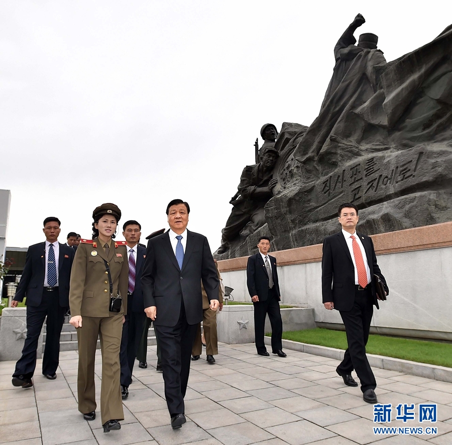 10月10日，正在朝鮮訪問的中共中央政治局常委、中央書記處書記劉云山在平壤參觀朝鮮祖國解放戰(zhàn)爭勝利紀(jì)念館。 新華社記者 李濤 攝