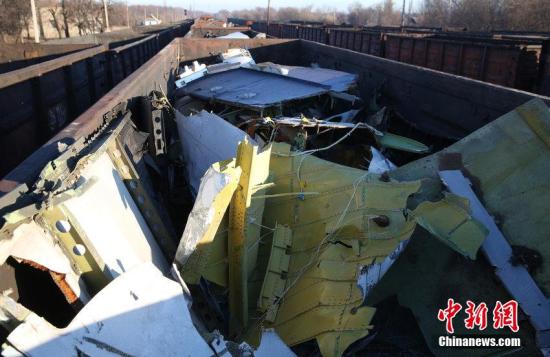 資料圖：烏克蘭頓涅茨克，MH17墜毀客機(jī)的殘骸裝上火車。圖片來源：CFP視覺中國