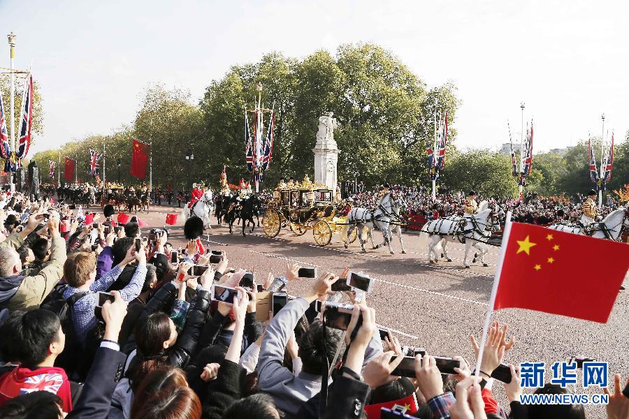這是習(xí)近平和夫人彭麗媛在女王夫婦陪同下，乘坐皇家馬車前往白金漢宮下榻。新華社記者 周磊 攝