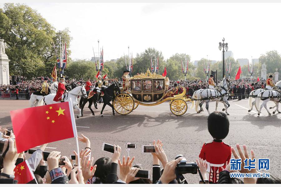 這是習(xí)近平和夫人彭麗媛在女王夫婦陪同下，乘坐皇家馬車前往白金漢宮下榻。新華社記者 周磊 攝