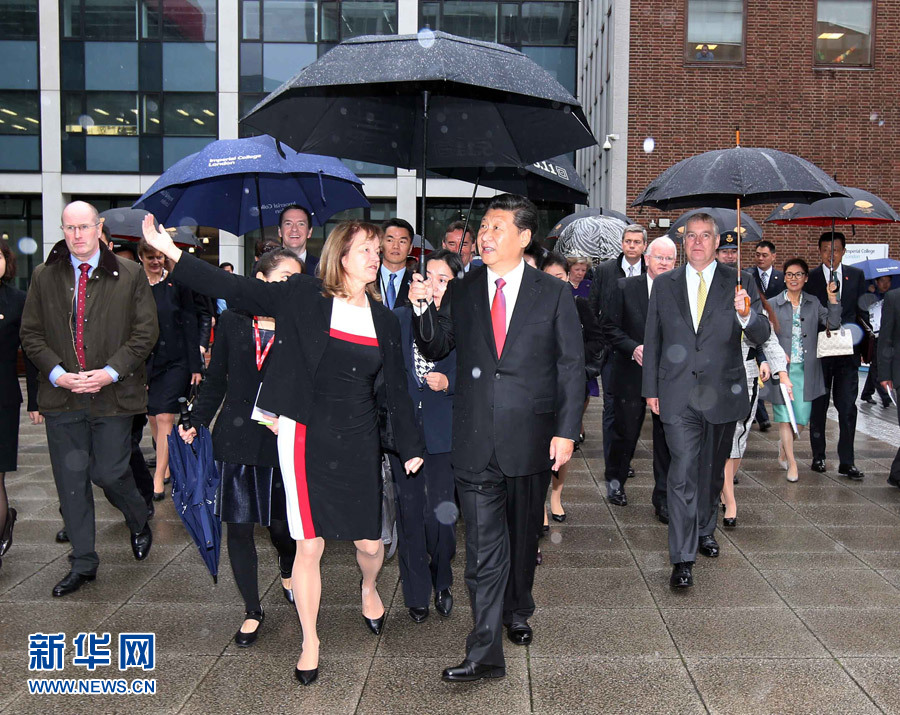 10月21日，國家主席習近平在倫敦參觀帝國理工學院。 新華社記者姚大偉 攝