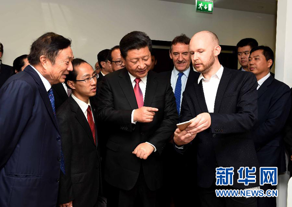 10月21日，國(guó)家主席習(xí)近平在倫敦參觀華為英國(guó)公司。 新華社記者 饒愛民 攝