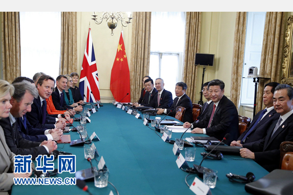10月21日，國(guó)家主席習(xí)近平在倫敦唐寧街首相府同英國(guó)首相卡梅倫舉行會(huì)談。 新華社記者 鞠鵬 攝 