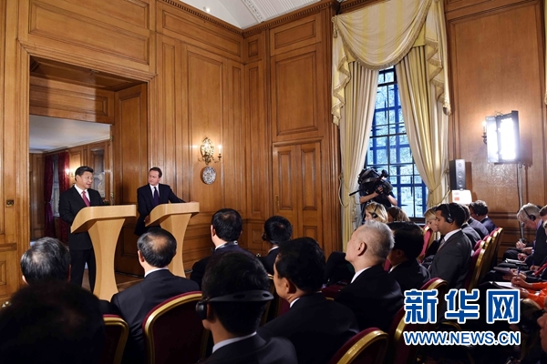 10月21日，國(guó)家主席習(xí)近平在倫敦唐寧街首相府同英國(guó)首相卡梅倫舉行會(huì)談。這是會(huì)談結(jié)束后，習(xí)近平和卡梅倫共同會(huì)見(jiàn)記者。 新華社記者 饒愛(ài)民 攝 
