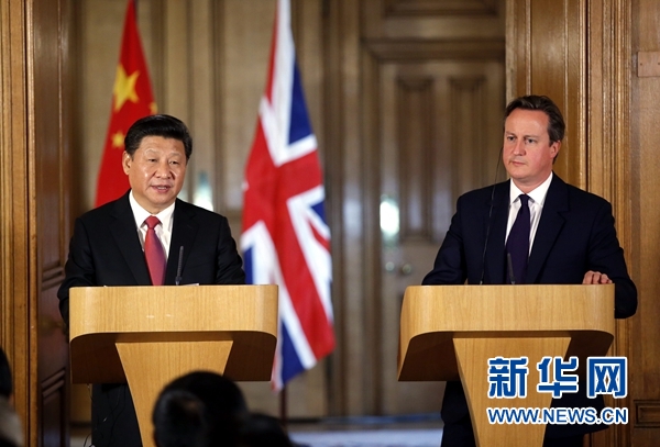 10月21日，國(guó)家主席習(xí)近平在倫敦唐寧街首相府同英國(guó)首相卡梅倫舉行會(huì)談。這是會(huì)談結(jié)束后，習(xí)近平和卡梅倫共同會(huì)見(jiàn)記者。 新華社記者 鞠鵬 攝 