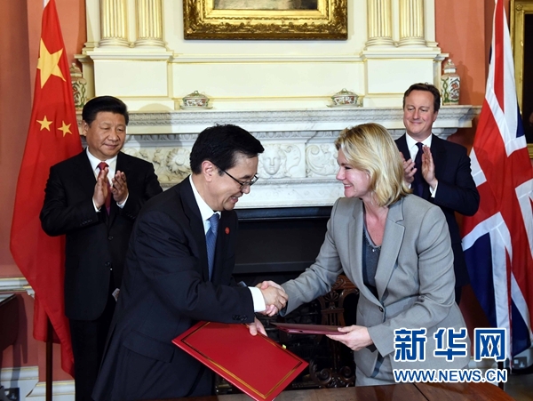 10月21日，國(guó)家主席習(xí)近平在倫敦唐寧街首相府同英國(guó)首相卡梅倫舉行會(huì)談。這是會(huì)談結(jié)束后，兩國(guó)領(lǐng)導(dǎo)人共同見(jiàn)證雙邊合作文件的簽署。新華社記者 饒愛(ài)民 攝 