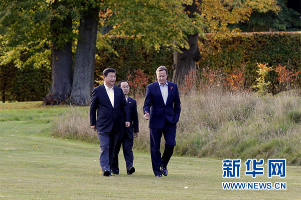 這是習(xí)近平與卡梅倫漫步草坪，邊走邊談。新華社記者 鞠鵬攝