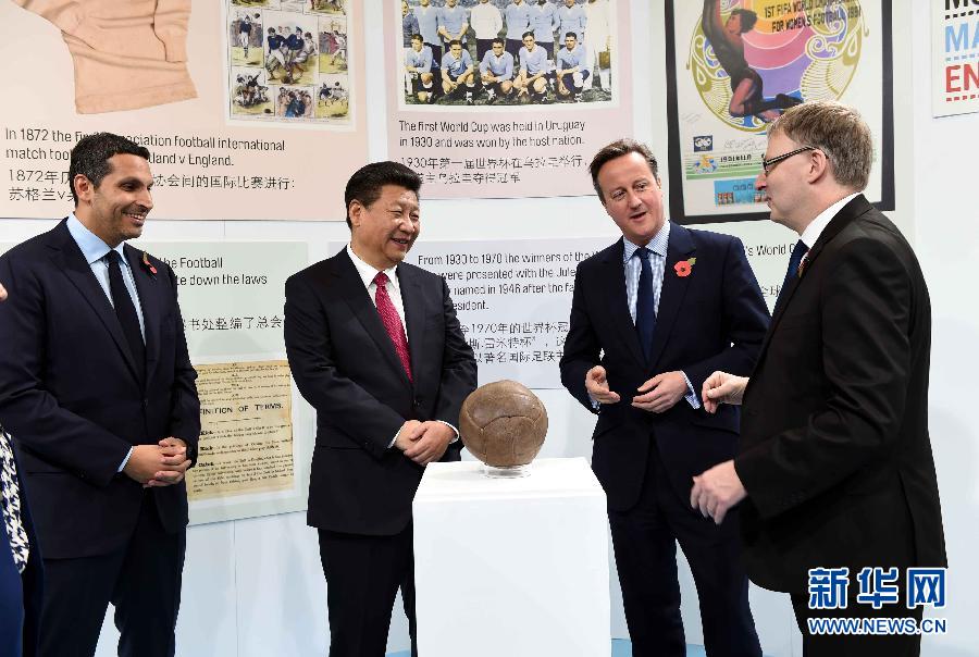 10月23日，國家主席習(xí)近平在英國首相卡梅倫陪同下，參觀曼徹斯特城市足球?qū)W院。 新華社記者 饒愛民 攝