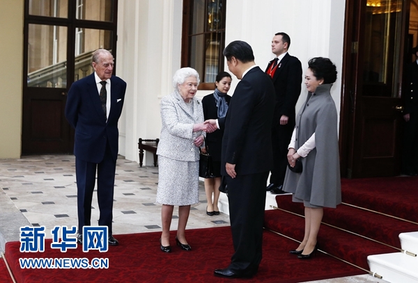 10月22日，國(guó)家主席習(xí)近平和夫人彭麗媛離開白金漢宮。離開前，英國(guó)女王伊麗莎白二世和丈夫菲利普親王專門前來同習(xí)近平夫婦親切話別。新華社記者 鞠鵬 攝