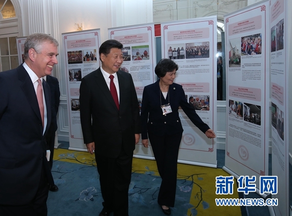 10月22日，國家主席習近平在倫敦出席全英孔子學院和孔子課堂年會開幕式。這是習近平參觀全英孔子學院和孔子課堂成果圖片展。 新華社記者 龐興雷 攝