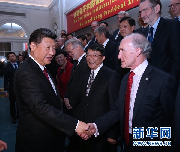 10月22日，國家主席習近平在倫敦出席全英孔子學院和孔子課堂年會開幕式。這是習近平同參加開幕式的嘉賓親切交談。 新華社記者 龐興雷 攝 