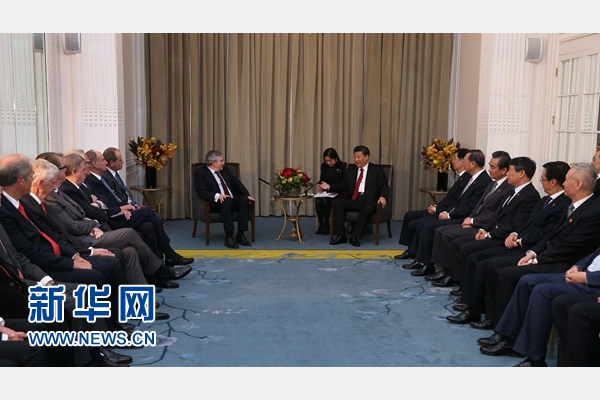 10月22日，國家主席習(xí)近平在倫敦集體會見英國前首相布朗等英國友人。新華社記者 龐興雷 攝 