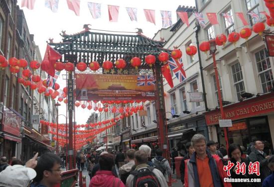 習(xí)近平主席訪問(wèn)英國(guó)，倫敦唐人街掛出大紅燈籠和中英兩國(guó)國(guó)旗。 <a target='_blank' ><p  align=