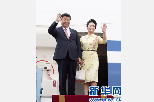 11月5日，中共中央總書記、國家主席習近平抵達越南首都河內(nèi)，開始對越南進行國事訪問。這是習近平和夫人彭麗媛步出艙門向歡迎人群揮手致意。新華社記者 李學仁 攝