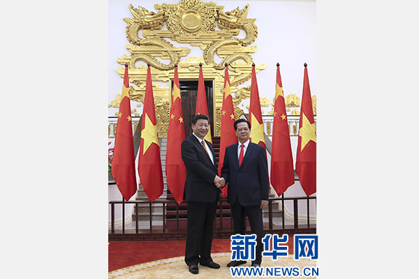 11月5日，中共中央總書記、國(guó)家主席習(xí)近平在河內(nèi)同越南總理阮晉勇舉行會(huì)談。 新華社記者 蘭紅光 攝
