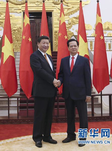 11月5日，中共中央總書記、國(guó)家主席習(xí)近平在河內(nèi)會(huì)見越南總理阮晉勇。新華社記者 蘭紅光 攝 