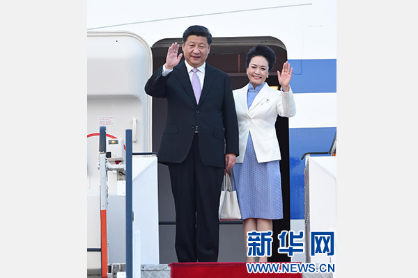 11月6日，國家主席習(xí)近平抵達(dá)新加坡，開始對新加坡進(jìn)行國事訪問。這是習(xí)近平和夫人彭麗媛步出艙門。 新華社記者張鐸攝
