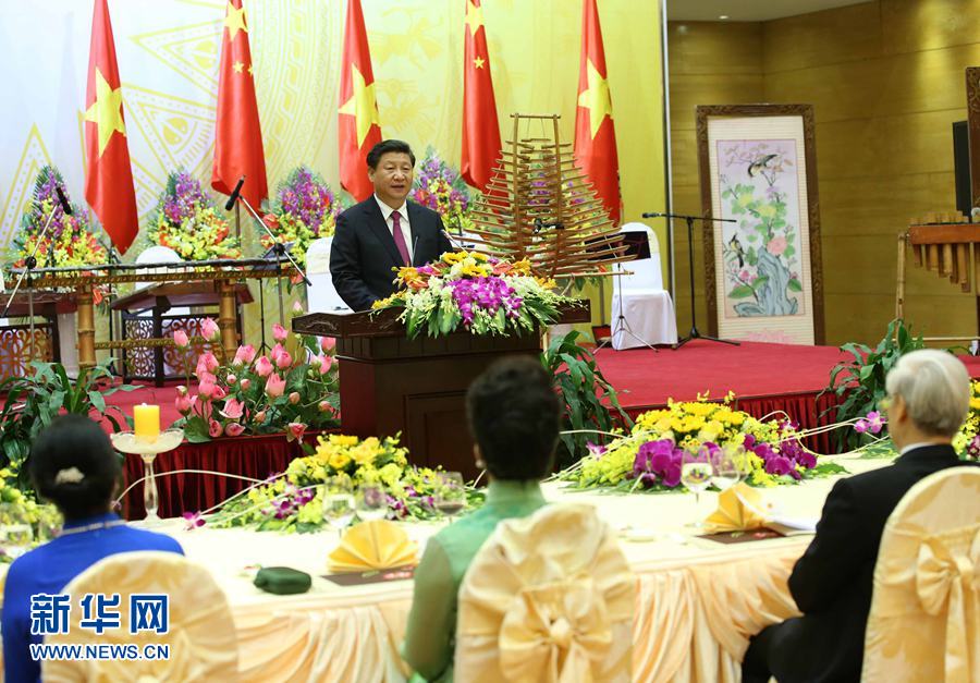 11月5日，中共中央總書記、國(guó)家主席習(xí)近平和夫人彭麗媛出席越共中央總書記阮富仲和越南國(guó)家主席張晉創(chuàng)在河內(nèi)國(guó)際會(huì)議中心舉行的盛大歡迎晚宴。新華社記者 龐興雷 攝 