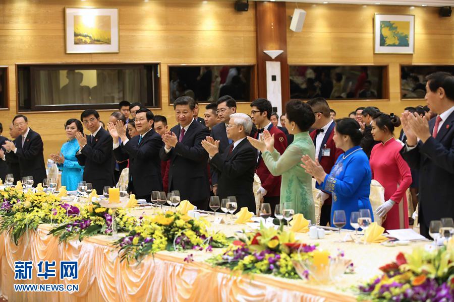 11月5日，中共中央總書記、國(guó)家主席習(xí)近平和夫人彭麗媛出席越共中央總書記阮富仲和越南國(guó)家主席張晉創(chuàng)在河內(nèi)國(guó)際會(huì)議中心舉行的盛大歡迎晚宴。新華社記者 龐興雷 攝 