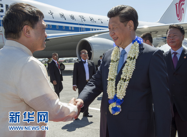 11月17日，國家主席習(xí)近平抵達(dá)菲律賓首都馬尼拉尼諾·阿基諾國際機(jī)場，出席即將舉行的亞太經(jīng)合組織第二十三次領(lǐng)導(dǎo)人非正式會議。菲律賓高級官員到機(jī)場迎接習(xí)近平主席。新華社記者李學(xué)仁攝