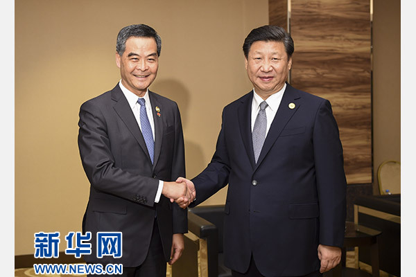 11月18日，國家主席習(xí)近平在菲律賓馬尼拉會見前來出席亞太經(jīng)合組織第二十三次領(lǐng)導(dǎo)人非正式會議的香港特別行政區(qū)行政長官梁振英。新華社記者謝環(huán)馳攝