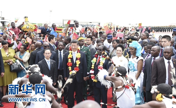 12月1日，中國(guó)國(guó)家主席習(xí)近平乘專機(jī)抵達(dá)津巴布韋首都哈拉雷，開始對(duì)津巴布韋進(jìn)行國(guó)事訪問。津巴布韋總統(tǒng)穆加貝在機(jī)場(chǎng)舉行隆重歡迎儀式。這是當(dāng)?shù)孛癖娞饸g快熱情的傳統(tǒng)舞蹈，歡迎習(xí)近平和彭麗媛到訪。新華社記者 謝環(huán)馳 攝 