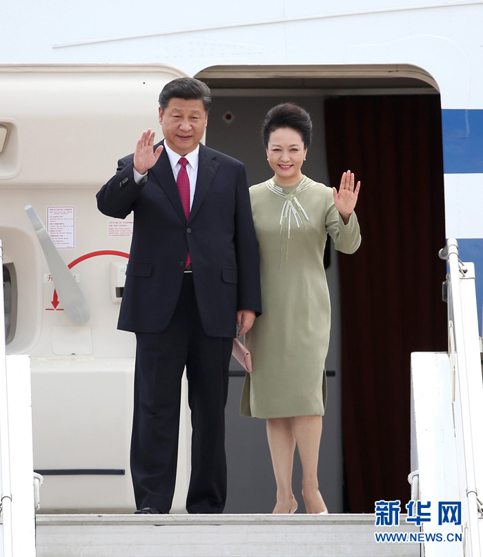 12月2日，國家主席習(xí)近平抵達(dá)南非首都比勒陀利亞，開始對南非進(jìn)行國事訪問。這是習(xí)近平和夫人彭麗媛向歡迎人群揮手致意。新華社記者龐興雷攝