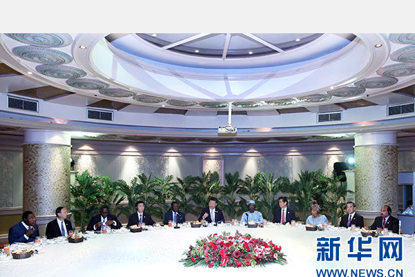 12月5日，國(guó)家主席習(xí)近平在約翰內(nèi)斯堡再次集體會(huì)見17位非洲國(guó)家領(lǐng)導(dǎo)人。 新華社記者 姚大偉 攝