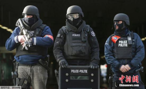 布魯塞爾全副武裝的警察。