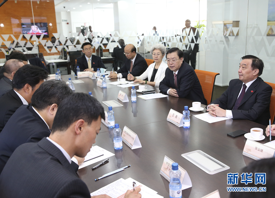 這是3月25日，張德江在肯尼亞首都內(nèi)羅畢考察中央電視臺非洲分臺并接見中央媒體駐非洲機構(gòu)負(fù)責(zé)人。 新華社記者馬占成攝
