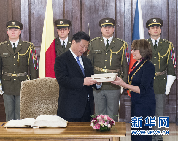 當?shù)貢r間3月29日，國家主席習近平在捷克布拉格會見布拉格市長科爾娜喬娃，并接受科爾娜喬娃代表該市贈予的城市鑰匙。 新華社記者 王曄 攝