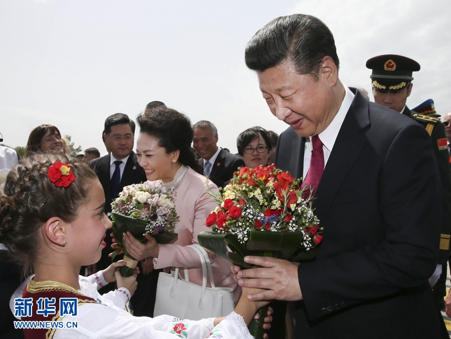  6月17日，國家主席習(xí)近平乘專機(jī)抵達(dá)貝爾格萊德，開始對塞爾維亞共和國進(jìn)行國事訪問。塞爾維亞少年兒童向習(xí)近平和夫人彭麗媛獻(xiàn)上鮮花。新華社記者 蘭紅光 攝 