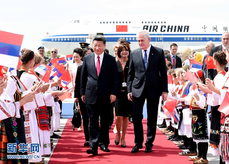 6月17日，國家主席習(xí)近平乘專機(jī)抵達(dá)貝爾格萊德，開始對塞爾維亞共和國進(jìn)行國事訪問。習(xí)近平和夫人彭麗媛在機(jī)場受到塞爾維亞總統(tǒng)尼科利奇夫婦的熱情迎接。新華社記者 饒愛民 攝