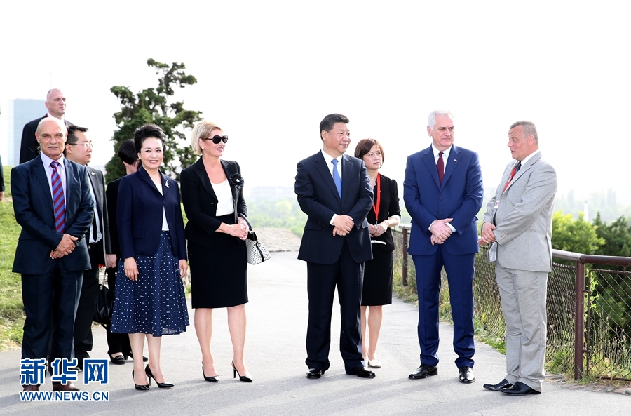 6月17日，中國國家主席習(xí)近平和夫人彭麗媛在塞爾維亞總統(tǒng)尼科利奇夫婦陪同下參觀具有悠久歷史的貝爾格萊德卡萊梅格丹公園。 新華社記者 馬占成 攝