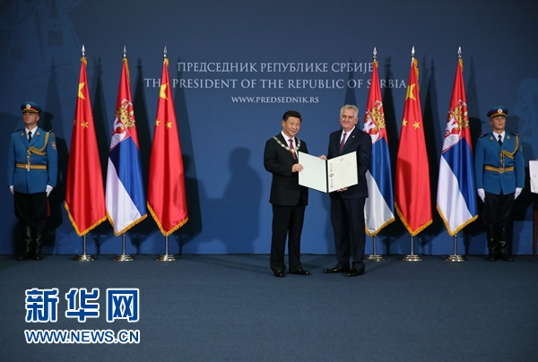 6月18日，國(guó)家主席習(xí)近平在貝爾格萊德同塞爾維亞總統(tǒng)尼科利奇舉行會(huì)談。會(huì)談后，尼科利奇向習(xí)近平授予塞爾維亞最高級(jí)別勛章&ldquo;共和國(guó)一級(jí)榮譽(yù)勛章&rdquo;，感謝習(xí)近平為中塞關(guān)系發(fā)展作出的杰出貢獻(xiàn)。新華社記者蘭紅光攝 