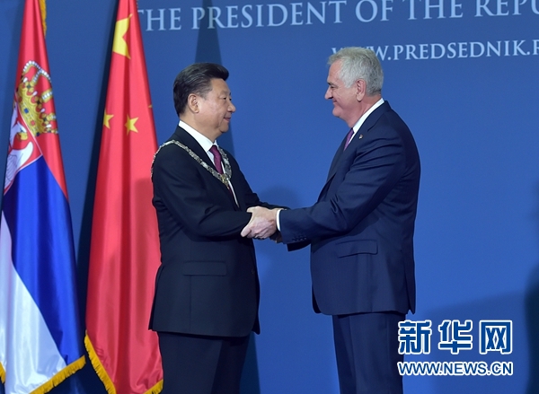 6月18日，國(guó)家主席習(xí)近平在貝爾格萊德同塞爾維亞總統(tǒng)尼科利奇舉行會(huì)談。會(huì)談后，尼科利奇向習(xí)近平授予塞爾維亞最高級(jí)別勛章&ldquo;共和國(guó)一級(jí)榮譽(yù)勛章&rdquo;，感謝習(xí)近平為中塞關(guān)系發(fā)展作出的杰出貢獻(xiàn)。新華社記者 李濤 攝 