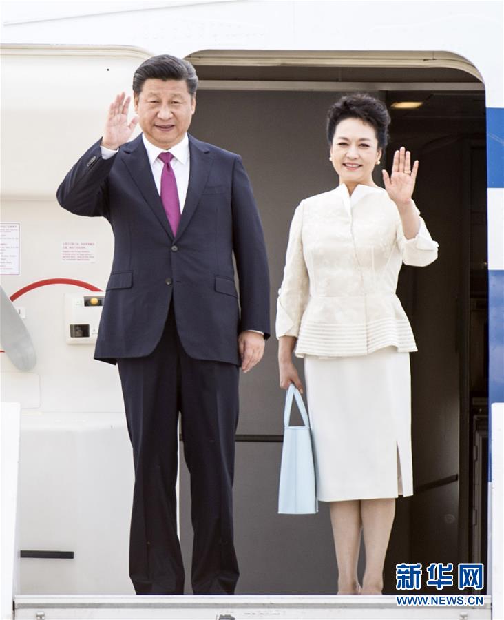6月19日，國家主席習(xí)近平抵達華沙，開始對波蘭共和國進行國事訪問。這是習(xí)近平和夫人彭麗媛步出艙門。 新華社記者 謝環(huán)馳 攝 