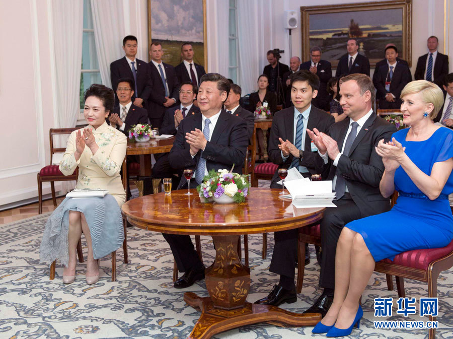 6月19日，國家主席習(xí)近平和夫人彭麗媛下午抵達(dá)波蘭首都華沙，當(dāng)晚即應(yīng)邀來到貝爾維德宮做客。這是習(xí)近平和彭麗媛同杜達(dá)夫婦共同欣賞波蘭馬佐夫舍民族歌舞團(tuán)的精彩演出。新華社記者 謝環(huán)馳 攝 